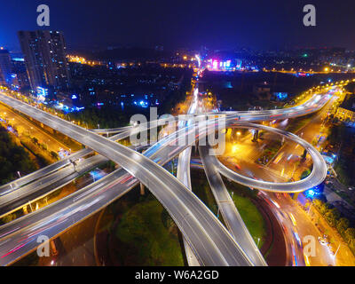 Vue aérienne de l'Xinzhuang viaduc, Nanjing est plus beau viaduc éclairé par des lumières dans la nuit dans la ville de Nanjing, Jiangsu province de Chine orientale Banque D'Images