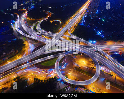 Vue aérienne de l'Xinzhuang viaduc, Nanjing est plus beau viaduc éclairé par des lumières dans la nuit dans la ville de Nanjing, Jiangsu province de Chine orientale Banque D'Images