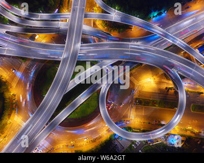 Vue aérienne de l'Xinzhuang viaduc, Nanjing est plus beau viaduc éclairé par des lumières dans la nuit dans la ville de Nanjing, Jiangsu province de Chine orientale Banque D'Images