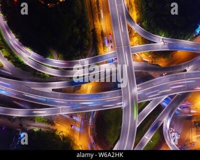 Vue aérienne de l'Xinzhuang viaduc, Nanjing est plus beau viaduc éclairé par des lumières dans la nuit dans la ville de Nanjing, Jiangsu province de Chine orientale Banque D'Images