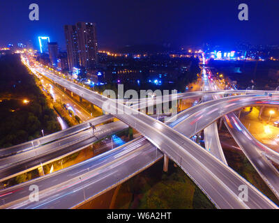 Vue aérienne de l'Xinzhuang viaduc, Nanjing est plus beau viaduc éclairé par des lumières dans la nuit dans la ville de Nanjing, Jiangsu province de Chine orientale Banque D'Images