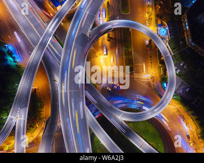 Vue aérienne de l'Xinzhuang viaduc, Nanjing est plus beau viaduc éclairé par des lumières dans la nuit dans la ville de Nanjing, Jiangsu province de Chine orientale Banque D'Images