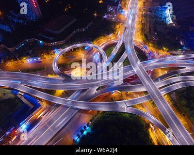 Vue aérienne de l'Xinzhuang viaduc, Nanjing est plus beau viaduc éclairé par des lumières dans la nuit dans la ville de Nanjing, Jiangsu province de Chine orientale Banque D'Images