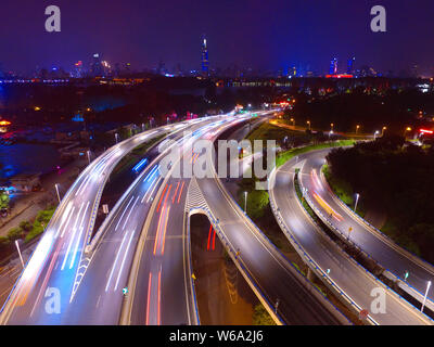 Vue aérienne de l'Xinzhuang viaduc, Nanjing est plus beau viaduc éclairé par des lumières dans la nuit dans la ville de Nanjing, Jiangsu province de Chine orientale Banque D'Images