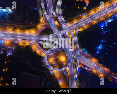 Vue aérienne de l'Xinzhuang viaduc, Nanjing est plus beau viaduc éclairé par des lumières dans la nuit dans la ville de Nanjing, Jiangsu province de Chine orientale Banque D'Images