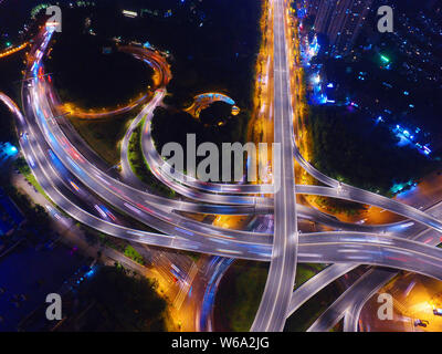 Vue aérienne de l'Xinzhuang viaduc, Nanjing est plus beau viaduc éclairé par des lumières dans la nuit dans la ville de Nanjing, Jiangsu province de Chine orientale Banque D'Images