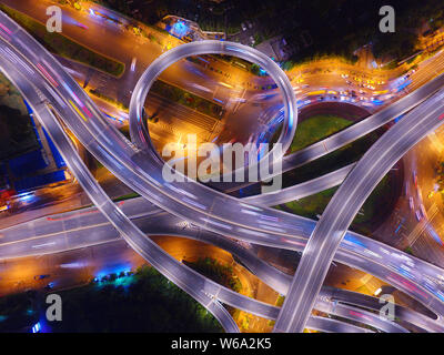 Vue aérienne de l'Xinzhuang viaduc, Nanjing est plus beau viaduc éclairé par des lumières dans la nuit dans la ville de Nanjing, Jiangsu province de Chine orientale Banque D'Images