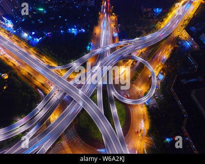 Vue aérienne de l'Xinzhuang viaduc, Nanjing est plus beau viaduc éclairé par des lumières dans la nuit dans la ville de Nanjing, Jiangsu province de Chine orientale Banque D'Images