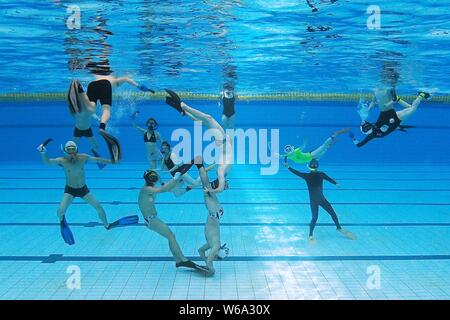 Dans cette photo non datée, les membres d'une équipe de hockey subaquatique de prendre part à une session de formation à une piscine à Shanghai, Chine. Le Hockey Subaquatique Banque D'Images