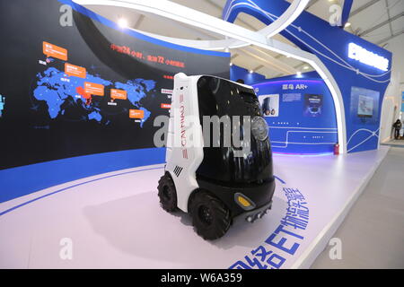 --FILE--Vue d'un robot Cainiao livraison de réseau, de la logistique, de l'e-commerce chinois Alibaba, sur l'écran géant lors d'une exposition à Shangha Banque D'Images