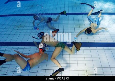 Dans cette photo non datée, les membres d'une équipe de hockey subaquatique de prendre part à une session de formation à une piscine à Shanghai, Chine. Le Hockey Subaquatique Banque D'Images