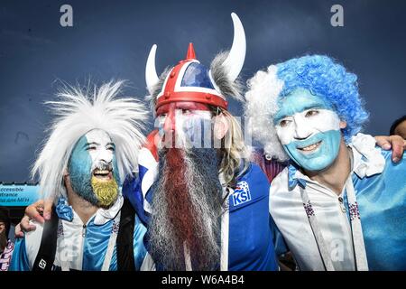 Et l'Islandais Argentine fans crient et agitent leurs drapeaux nationaux pour montrer leur soutien à leurs équipes à venir du Groupe d match entre l'Argentine une Banque D'Images