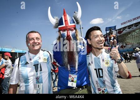 Et l'Islandais Argentine fans crient et agitent leurs drapeaux nationaux pour montrer leur soutien à leurs équipes à venir du Groupe d match entre l'Argentine une Banque D'Images