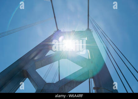 Soleil qui brille à travers la tour du Bay Bridge à San Francisco, Californie du Nord Banque D'Images