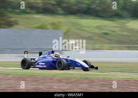 Le pilote irlandais Jordan Morgan Dempsey participe à la deuxième activité de la coquille Cup FIA F4 2018 Championnat chinois dans la ville de Zhuhai, Chine du sud's Guangd Banque D'Images