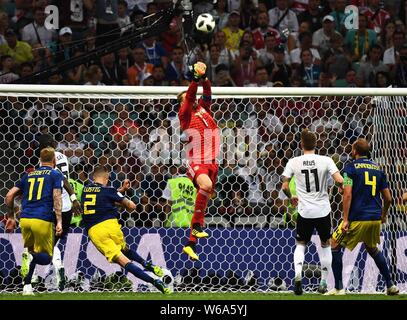 Manuel Neuer de l'Allemagne, centre, enregistre la balle contre la Suède dans leur groupe F match pendant la Coupe du Monde de 2018 à Sotchi, Russie, 23 juin 2018. Banque D'Images