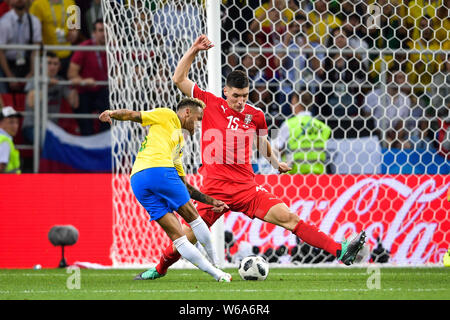 Nikola Milenkovic de Serbie, retour, tente de bloquer un tir par le Brésil de Neymar dans leur groupe e match pendant la Coupe du Monde de 2018 à Moscou, Russie, Banque D'Images