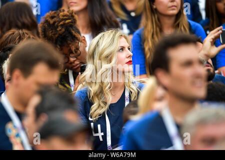 Camille Tytgat, l'épouse du Real Madrid est un joueur de football français Raphaël Varane, est photographié devant le match du groupe C entre la France et le Danemark durin Banque D'Images