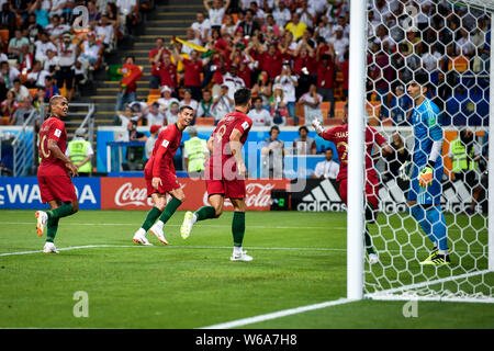 Andre SILVA du Portugal, deuxième à droite, célèbre avec son coéquipier Cristiano Ronaldo après avoir marqué un but contre Mehdi Taremi d'Iran dans leur groupe Banque D'Images