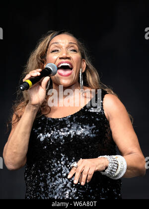 Crique de Lulworth, Royaume-Uni. 28 juillet, 2019. Kathy Sledge, l'une des chanteuses d'origine et membre fondateur américain avec encore de vocal group Sister Sledge, spectacle sur scène au Camp Bestival festival de musique en famille, Lulworth Dorset, UK. Credit : SOPA/Alamy Images Limited Live News Banque D'Images