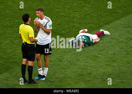 Thomas Muller (Mueller) de l'Allemagne parle avec comme arbitre Hector Herrera du Mexique se trouve sur le terrain dans leur groupe F match pendant la Coupe du Monde 2018 Banque D'Images