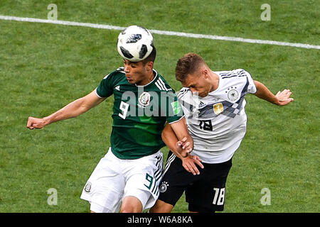 Raul Jimenez du Mexique, à gauche, à la tête de la balle contre Joshua Kimmich de l'Allemagne dans leur groupe F match pendant la Coupe du Monde de 2018 à Moscou, Russie Banque D'Images