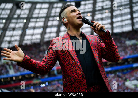 Le chanteur anglais Robbie Williams effectue lors de la cérémonie d'ouverture de la Coupe du Monde de la FIFA 2018 en Russie, Moscou, Russie, 14 juin 2018. Banque D'Images