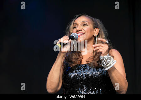 Crique de Lulworth, Dorset, UK. 28 juillet, 2019. Kathy Sledge, l'une des chanteuses d'origine et membre fondateur américain avec encore de vocal group Sister Sledge, spectacle sur scène au Camp Bestival festival de musique en famille, Lulworth Dorset, UK. Dawn/Fletcher-Park Crédit : SOPA Images/ZUMA/Alamy Fil Live News Banque D'Images