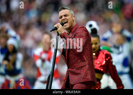 Le chanteur anglais Robbie Williams effectue lors de la cérémonie d'ouverture de la Coupe du Monde de la FIFA 2018 en Russie, Moscou, Russie, 14 juin 2018. Banque D'Images