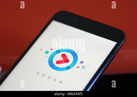 --FILE--un résident chinois local utilise l'application mobile du site de vidéo en ligne Youku.com, une filiale du géant de l'e-commerce chinois Alibaba Group, sur sa sm Banque D'Images