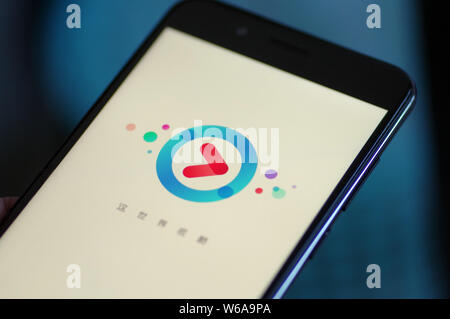 --FILE--un résident chinois local utilise l'application mobile du site de vidéo en ligne Youku.com, une filiale du géant de l'e-commerce chinois Alibaba Group, sur sa sm Banque D'Images