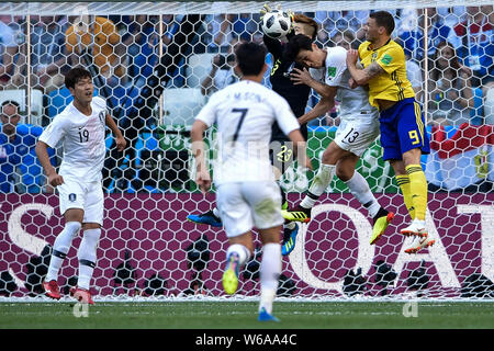 (À partir de la droite) Marcus Berg de Suède défis Koo Ja-cheol et gardien de Cho Hyun-woo, de la Corée du Sud dans leur groupe F match pendant la Coupe du Monde de la FIFA Banque D'Images