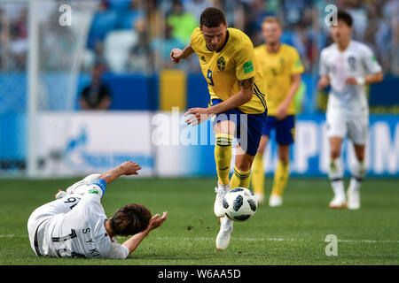 Marcus Berg de la Suède, droite, Ki Sung Yueng-défis de la Corée du Sud dans leur groupe F match pendant la Coupe du Monde FIFA 2018 à Nijni Novgorod, Russie Banque D'Images