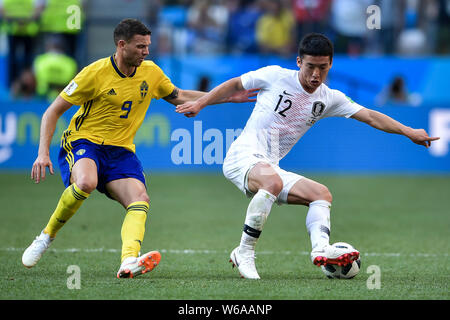 Kim Min-woo, de la Corée du Sud, à droite, Marcus Berg défis de la Suède dans leur groupe F match pendant la Coupe du Monde FIFA 2018 à Nijni Novgorod, Russie, Banque D'Images