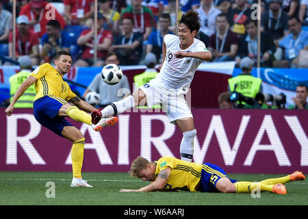 Kim Young-gwon de Corée du Sud, à droite, Marcus Berg défis de la Suède dans leur groupe F match pendant la Coupe du Monde FIFA 2018 à Nijni-Novgorod, Russi Banque D'Images