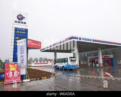 --FILE--un bus est être ravitaillé à une station de la CNOOC (China National Offshore Oil Corporation) dans la ville de Xiangfan, province de Hubei en Chine centrale, Banque D'Images