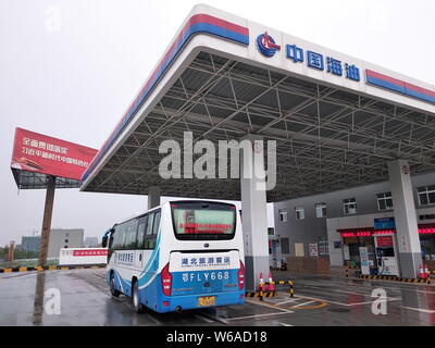 --FILE--un bus est être ravitaillé à une station de la CNOOC (China National Offshore Oil Corporation) dans la ville de Xiangfan, province de Hubei en Chine centrale, Banque D'Images