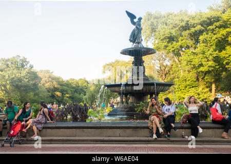 NEW YORK - Le 27 juillet 2019 : voir l'historique de la fontaine Bethesda à New York avec des personnes en voyage d'une journée d'été. Banque D'Images