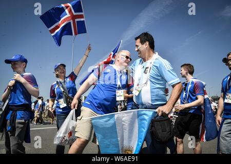 Et l'Islandais Argentine fans crient et agitent leurs drapeaux nationaux pour montrer leur soutien à leurs équipes à venir du Groupe d match entre l'Argentine une Banque D'Images