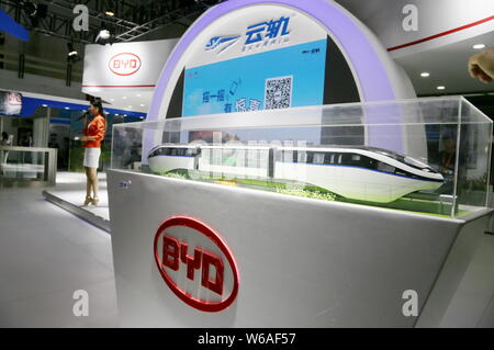 --FILE -- un modèle de train monorail Surnommé 'SkyRail' est exposée au stand de carmaker électriques BYD pendant l'UrTran / métro Trans 2018 à Beijing, Chi Banque D'Images