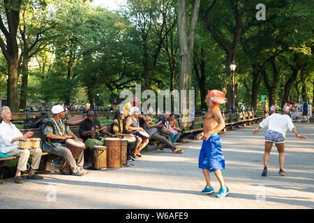 NEW YORK CITY - Juillet 27, 2019 : Avis de Drum Circle dans Central Park à New York City un jour d'été. Banque D'Images