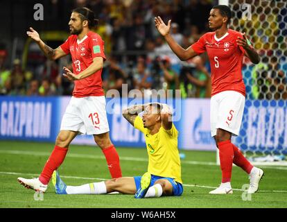 Gabriel Jésus du Brésil, centre, réagit comme il est en concurrence avec Ricardo Rodriguez et Manuel Akanji de Suisse dans leur groupe e match pendant les 20 Banque D'Images