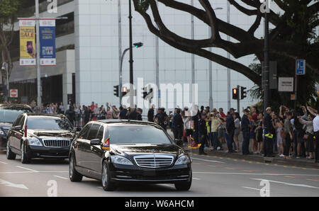 La limousine transportant la Corée du Nord Kim Jong-un voyage sur une rue sur le chemin de l'Istana, la résidence officielle et bureau du Président Banque D'Images