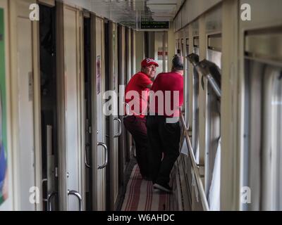 Les fans de football chat dans une Coupe du Monde FIFA 2018 gratuitement train transportant des fans et les représentants des médias accrédités de la FIFA à Sotchi en Russie Moscou, 27 juin Banque D'Images