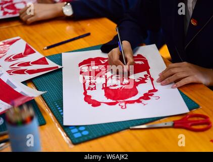 Un étudiant d'une école des cadres supérieurs se sculpte le papier dans une oeuvre de portrait de joueur de football brésilien, Neymar Neymar Jr. ou à la chaleur de la prochaine 2018 Banque D'Images