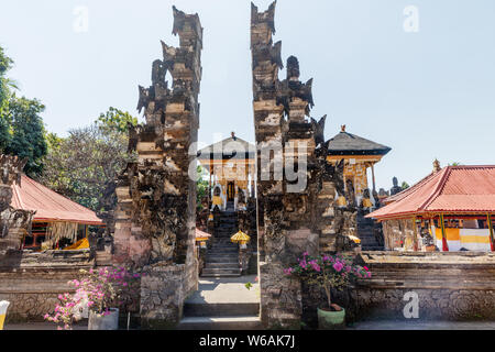 Cadi bentar de portes à Pura Dalem Segara Madhu ou Pura Dalem Jagaraga - un temple hindou balinais du nord. Village Jagaraga, Buleleng, Bali, Indonésie. Banque D'Images