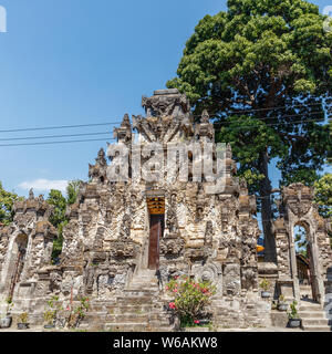 Porte d'entrée à Paduraksa Pura Dalem Segara Madhu ou Pura Dalem Jagaraga - un temple hindou balinais du nord. Village Jagaraga, Buleleng, Bali, Indonésie Banque D'Images