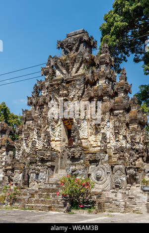 Porte d'entrée à Paduraksa Pura Dalem Segara Madhu ou Pura Dalem Jagaraga - un temple hindou balinais du nord. Village Jagaraga, Buleleng, Bali, Indonésie Banque D'Images