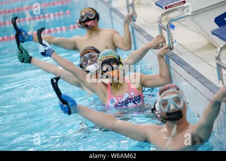 Dans cette photo non datée, les membres d'une équipe de hockey subaquatique de prendre part à une session de formation à une piscine à Shanghai, Chine. Le Hockey Subaquatique Banque D'Images