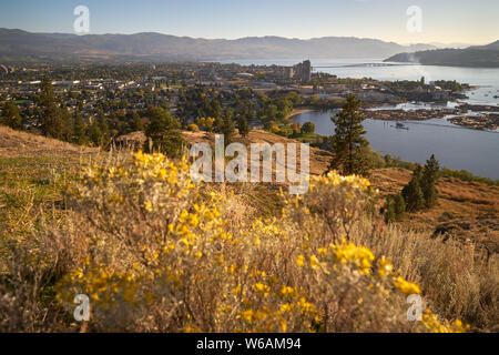 Kelowna Colombie-Britannique High Angle View. Le portrait de Kelowna et de l'Okanagan Lake, du Mont Knox. Banque D'Images